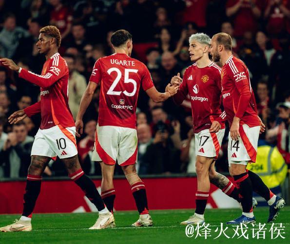 邮报:加纳乔仍想留在英格兰,周一出现在理发店并与球迷合影 邮报:加纳乔仍想留在英格兰,周一出现在理发店并与球迷合影